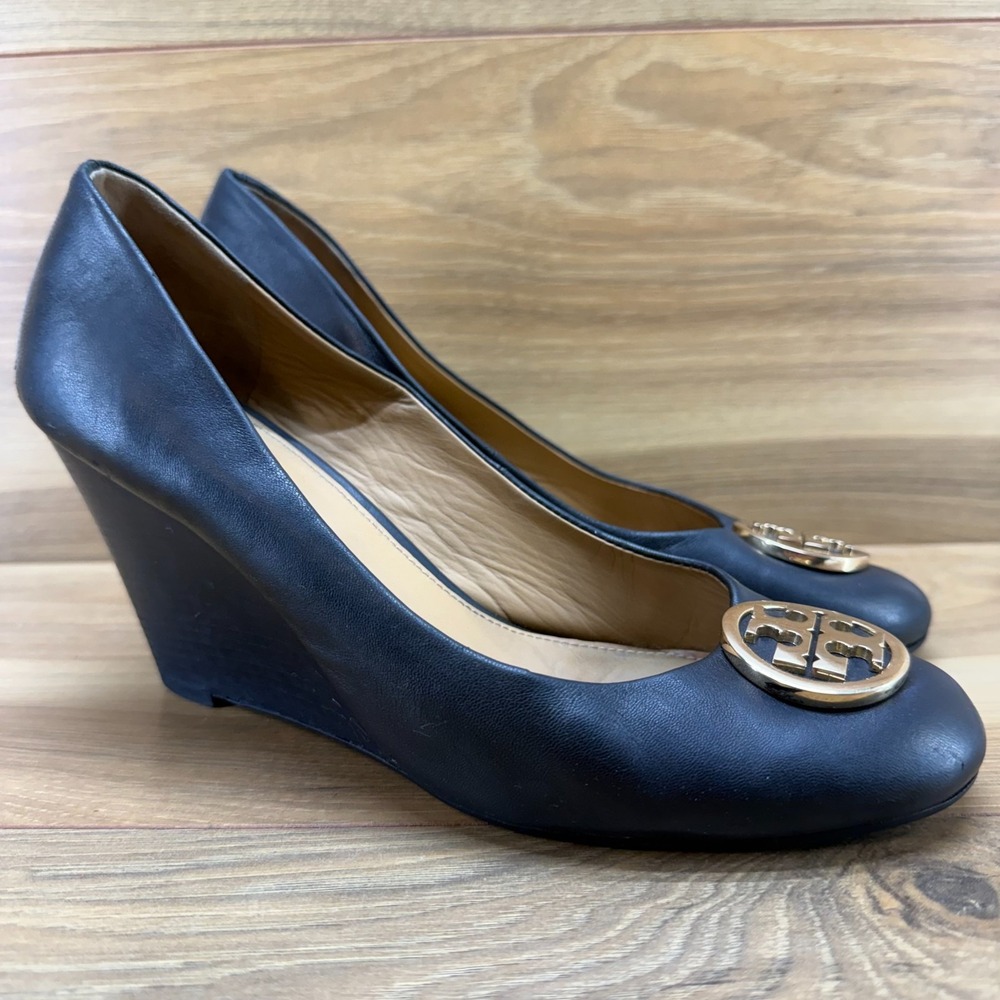 Tory Burch Chelsea Wedge Pump 8.5 M Black Leather Gold Logo Office Modern Church - Picture 2 of 11